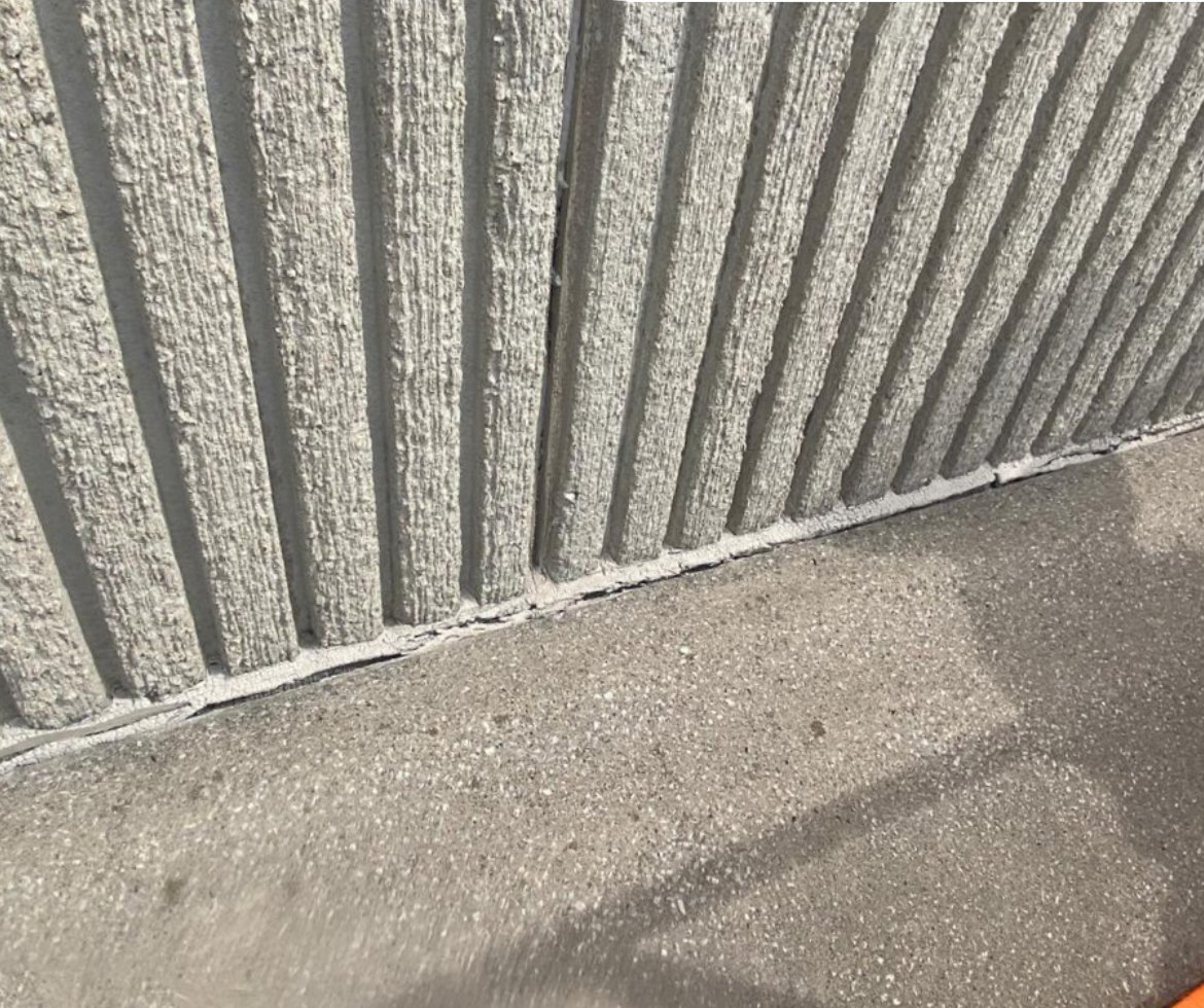 WallCaulkingBefore